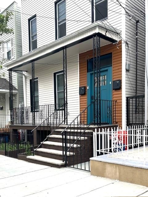 Building Photo - 717 24th St
