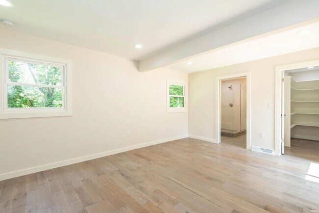 Building Photo - 4809 E Ridgewood Dr