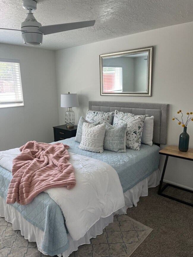 Building Photo - 2 Bedroom Condo at Greentree Condominiums!