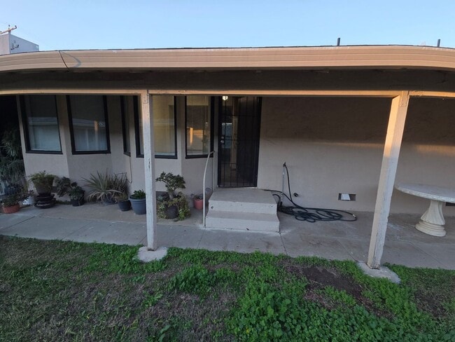 Building Photo - 2 Bedroom Apartment