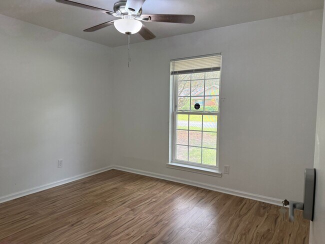 Building Photo - 908 Highland Dr