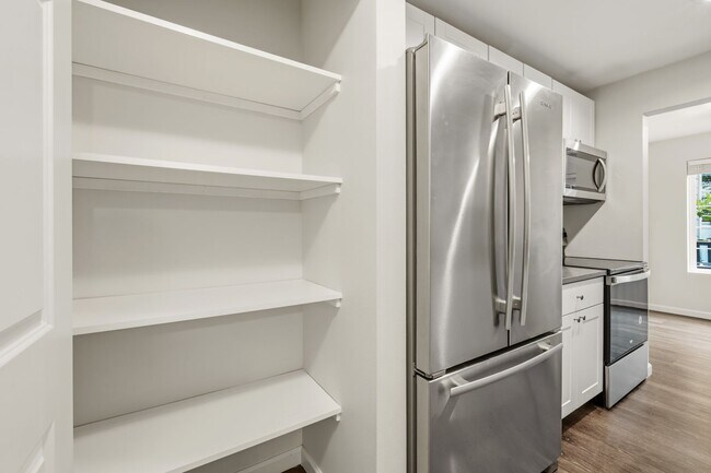 Building Photo - For Lease $2950/Month: Beautifully updated 2/Bdrm Townhome with large Bonus Room