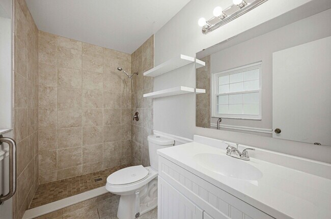 Building Photo - ???? Spacious 3-Bedroom Rental on .39 Acres in Desirable SE Ocala!