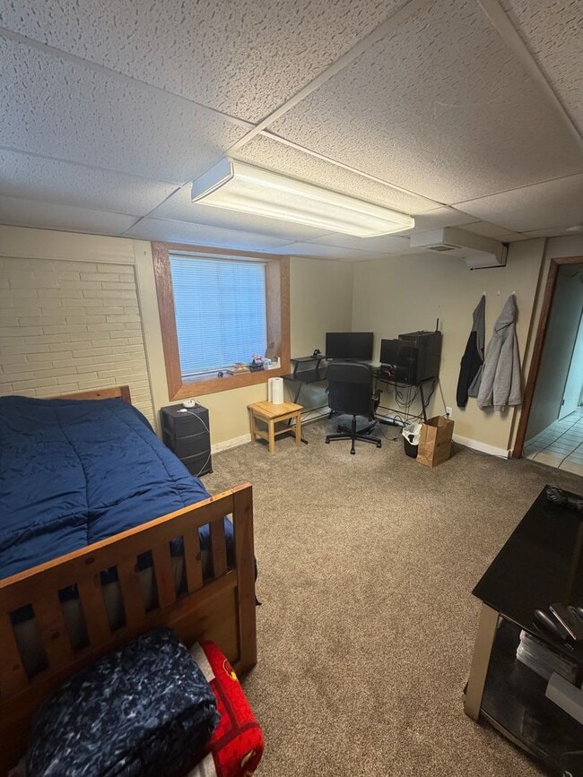 Building Photo - AVAILABLE JUNE -4 Bed, 2 Bath Home with Garage!