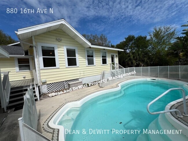 Building Photo - 880 16th Ave N