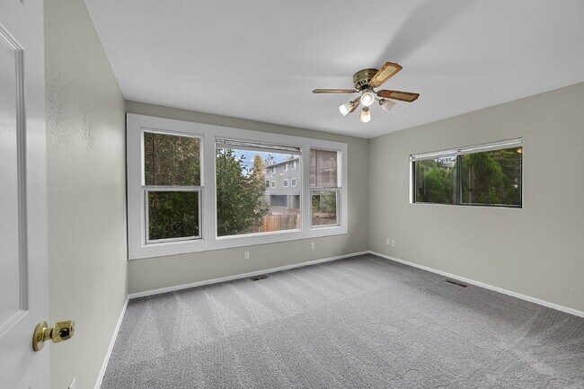 Building Photo - $2,490.95, 4 bed, 2.5 bath, located in Englewood