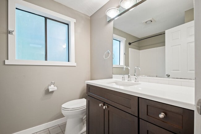 Building Photo - 2Bd/1.5Ba Kirkland Townhouse