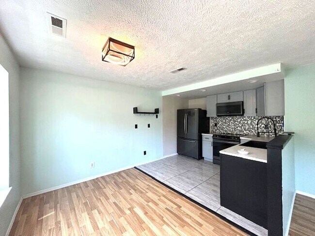 Building Photo - Nice 2 bedroom 2 bath home