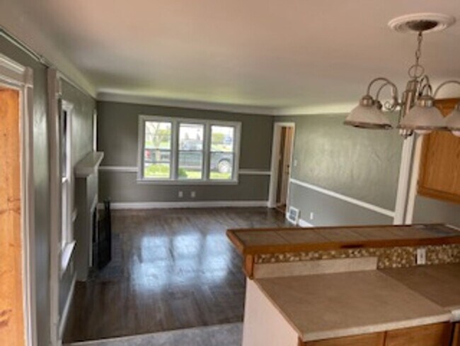 Building Photo - 3 bed 1 bath bungelow in Harper Woods with attached garage and basement