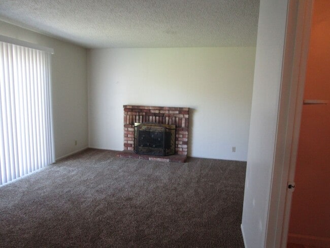 Building Photo - 404 Coot Ln