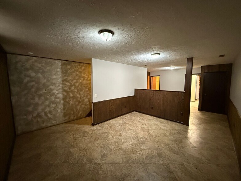 Building Photo - 5722 Bluebird Ct