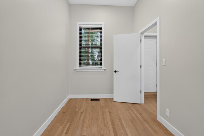 Building Photo - 2132 W Potomac Ave