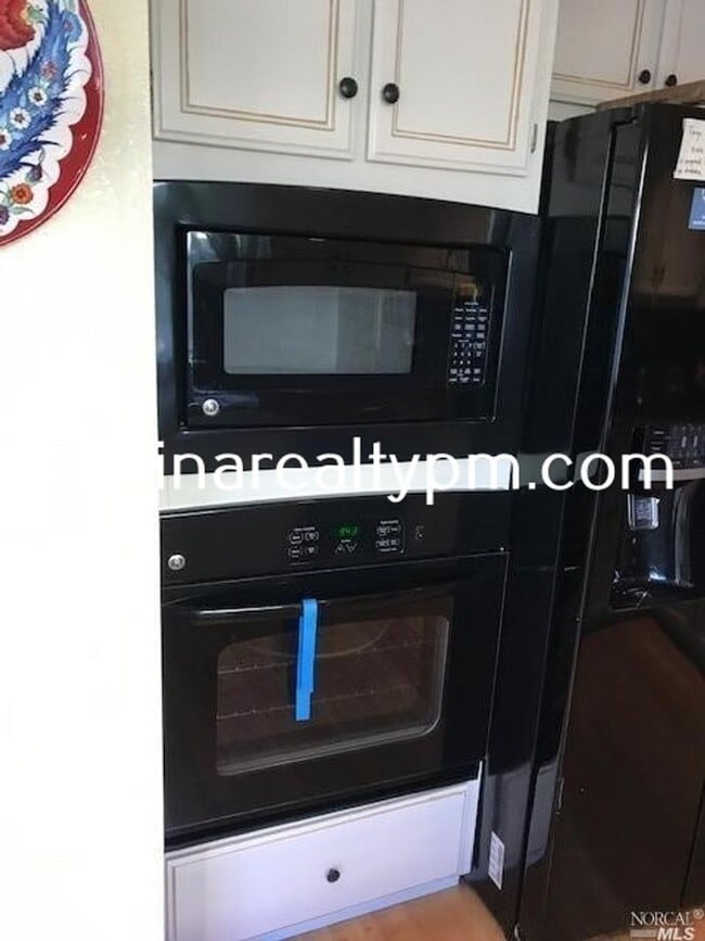 Building Photo - Gorgeous 3 bedroom 2.5 bath 2 story Townho...