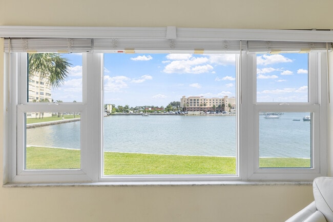 Building Photo - 4775 Cove Cir