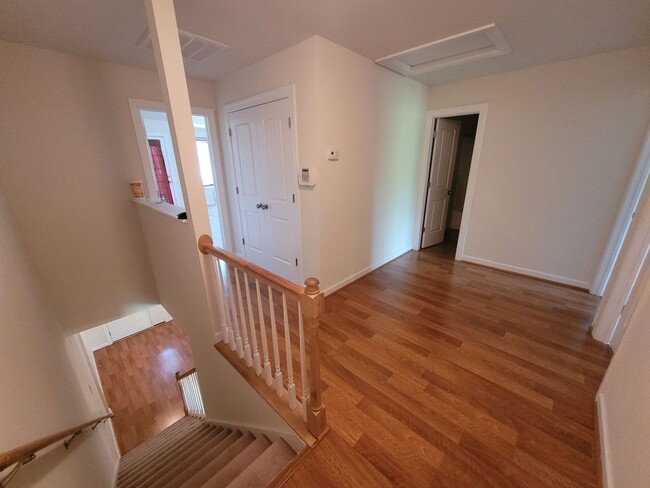 Building Photo - Gorgeous 3 bedroom, 2.5 bath townhome-styl...