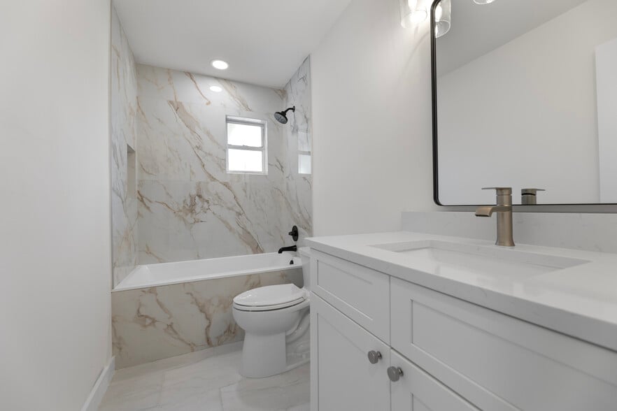 Hallway Bathroom - View 1 - 6602 S Mascotte St