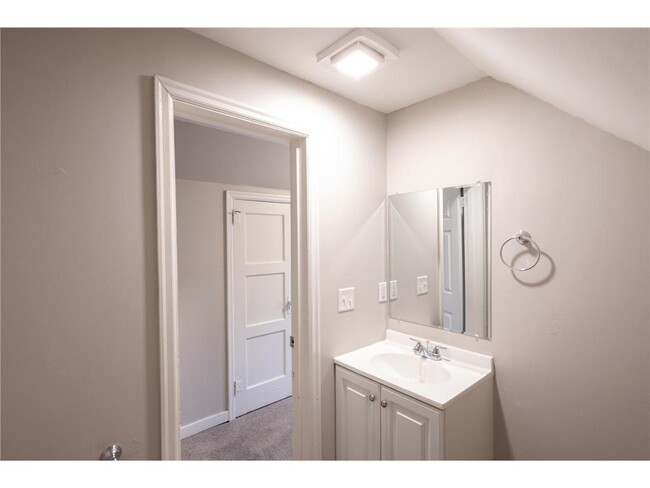 Building Photo - 810 Concordia Ave