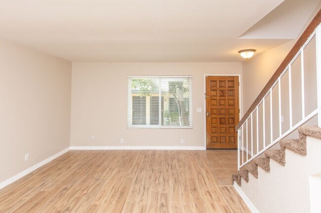 Building Photo - Spacious 2 Bedroom / 1.5 Bath Condominium ...