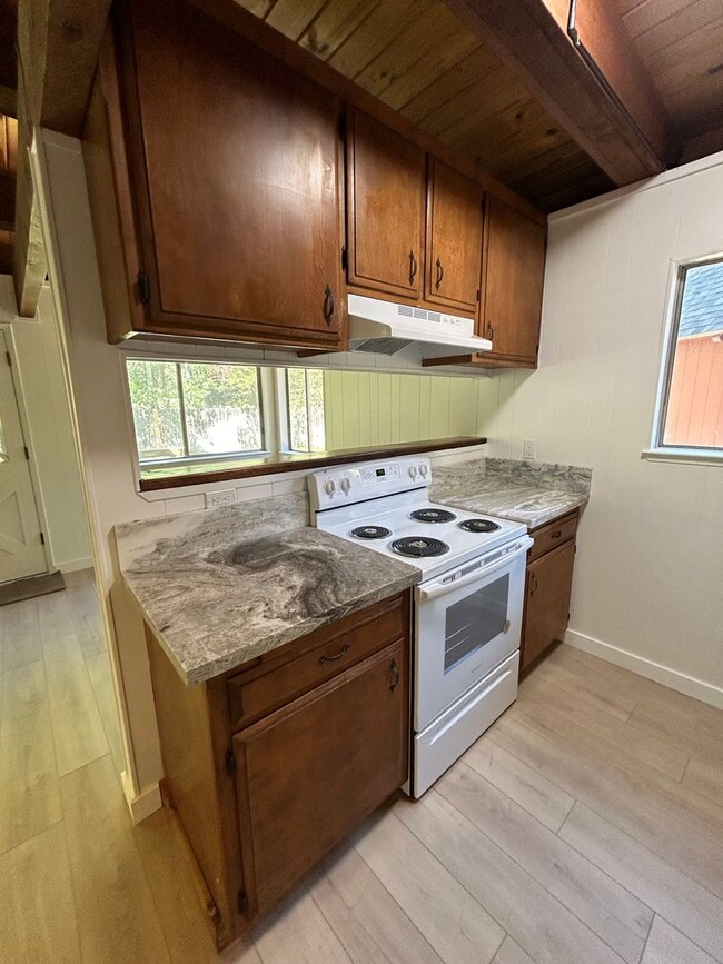 Building Photo - Highland Woods Neighborhood * Renovated 2 ...