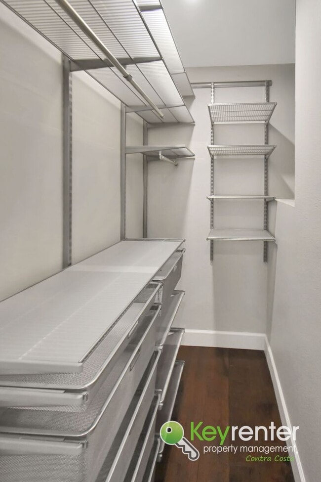 Building Photo - Beautifully Updated 2 Bedroom Condo in Desirable West Pleasanton Foothills
