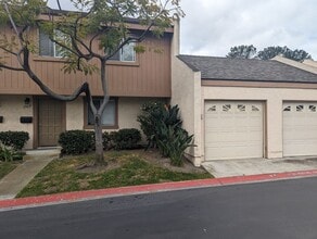 Building Photo - 4 bed townhouse central  Clairemont