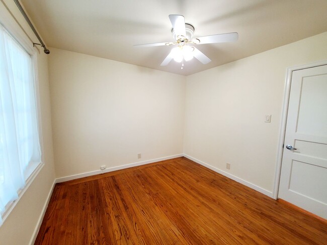 Building Photo - 1 bedroom apartment part of duplex in cent...