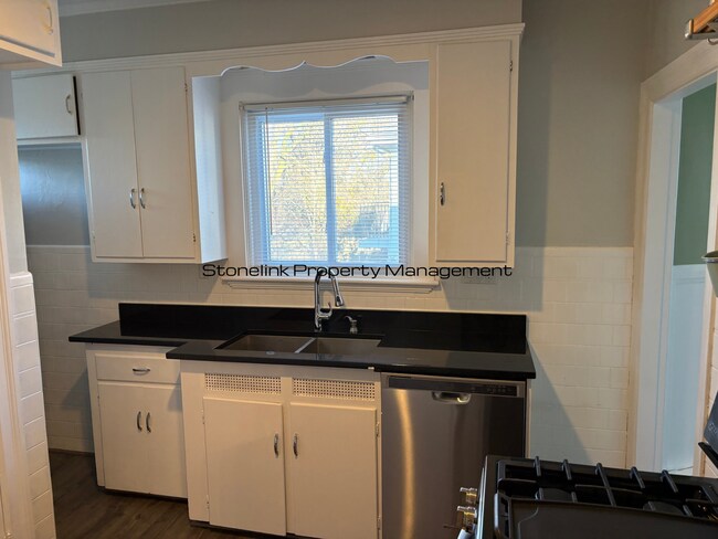 Building Photo - 550-552 Wayland Avenue