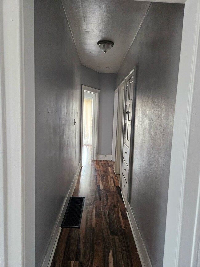 Building Photo - 2 bedroom/ 1 bathroom Detroit's Westside F...