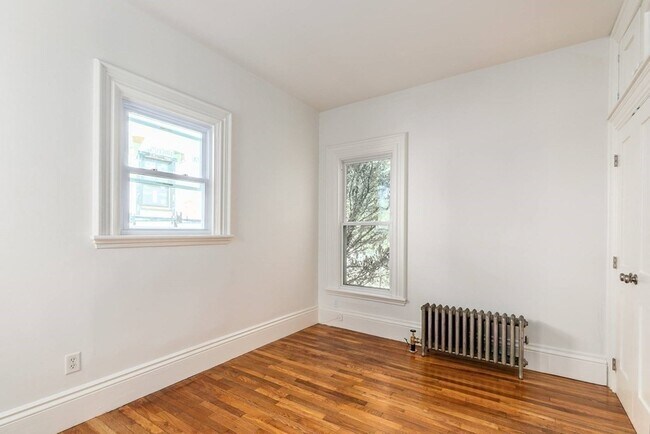 Building Photo - 14 Evergreen Ave
