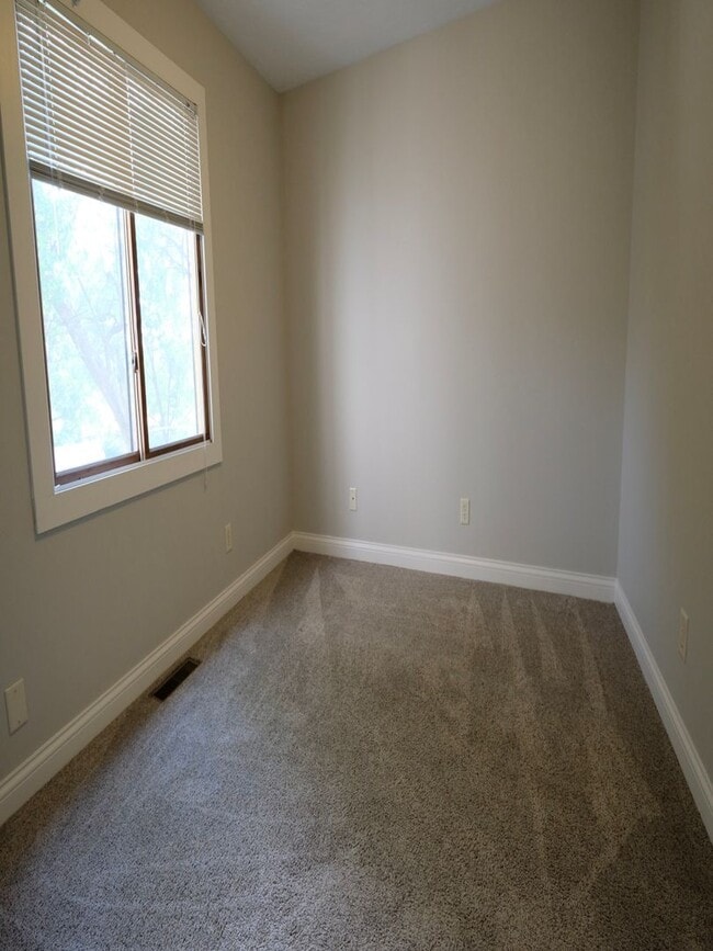 Building Photo - Well maintained 3 Bed 2.5 bath condo in a very quiet location. 2 car detached. Full unfinished ba...