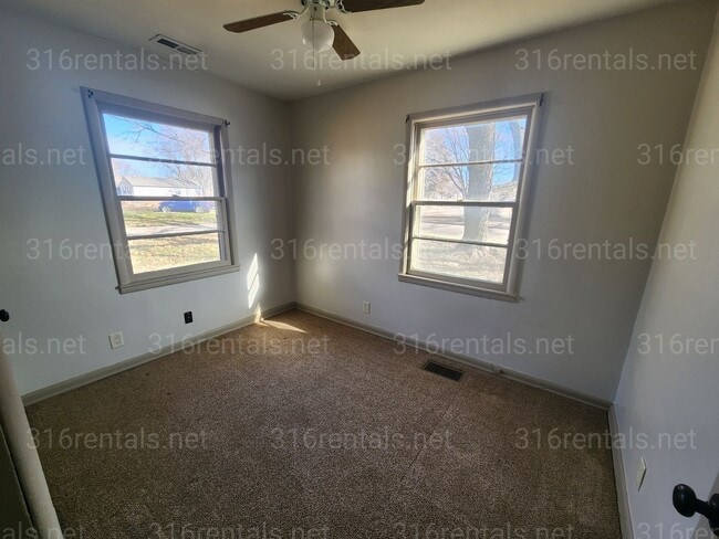 Building Photo - $1195 - 3 bedroom / 1 bathroom - Single Family Home