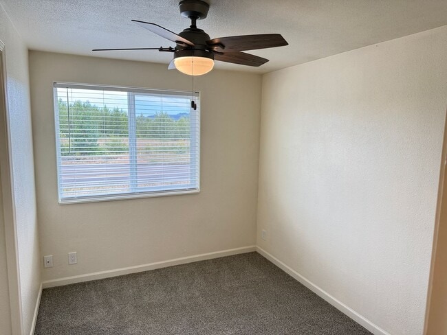 Building Photo - Updated 3-bedroom 1.5 bath duplex in Eugene!