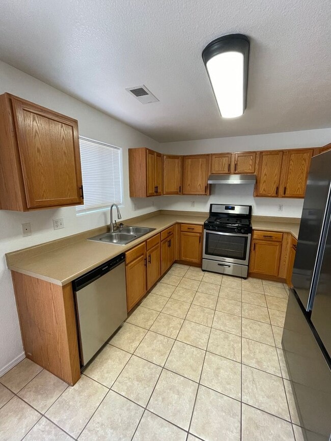 Building Photo - Spacious 5-Bedroom Home with 2 Living Areas – 2,270 Sq Ft Near Porter Dr.