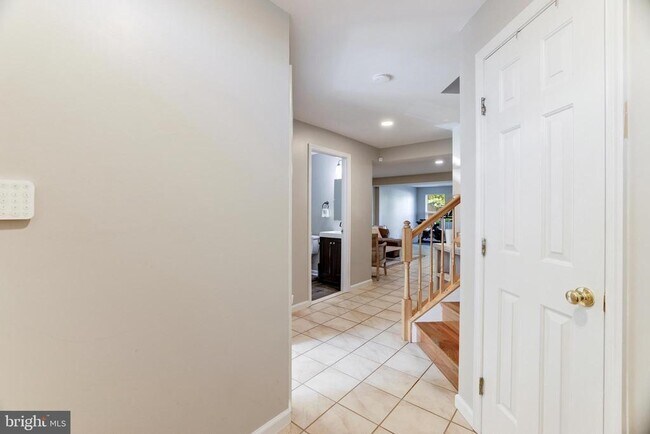 Building Photo - 2520 Banshire Dr