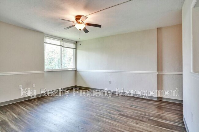 Building Photo - 3323 Forest Ln