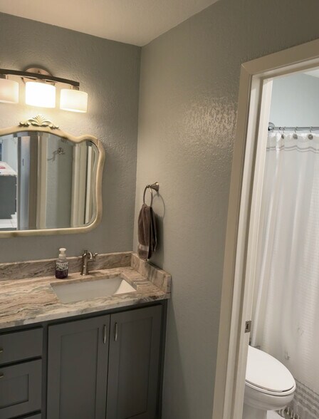 Building Photo - 604 Highcrest Dr