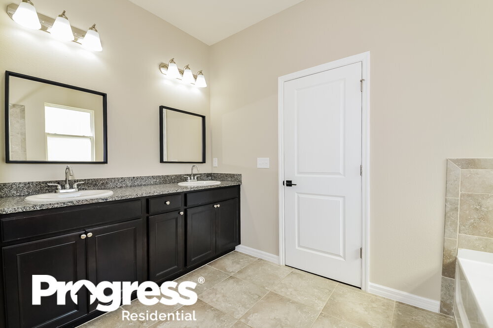 Building Photo - 10606 Scenic Hollow Dr