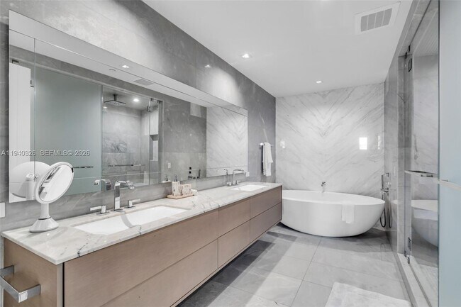 Building Photo - 18501 Collins Ave