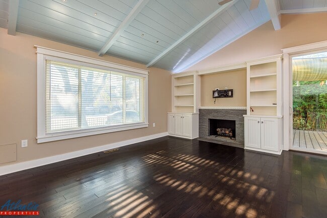 Building Photo - Gorgeous Home | Remodeled | Desirable Location