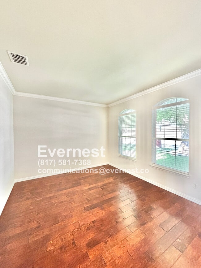 Building Photo - 4-Bedroom Home with Versatile Layout Near ...