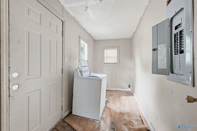 Building Photo - Single Family Home For Rent