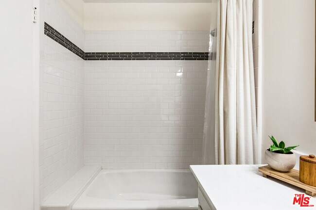 Building Photo - 5625 Green Valley Cir