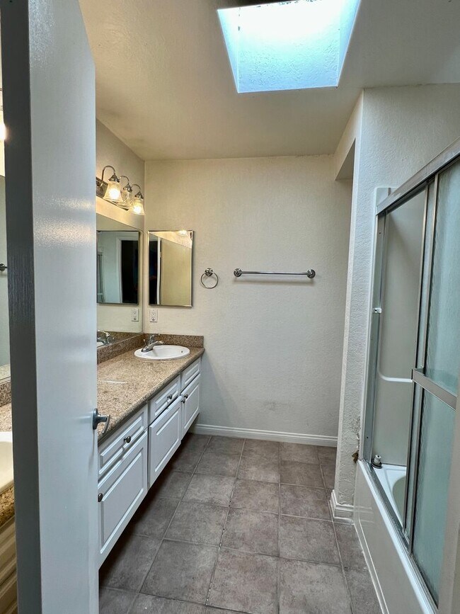 Building Photo - Lovely 2bd. condo in Claremont w/2 car garage