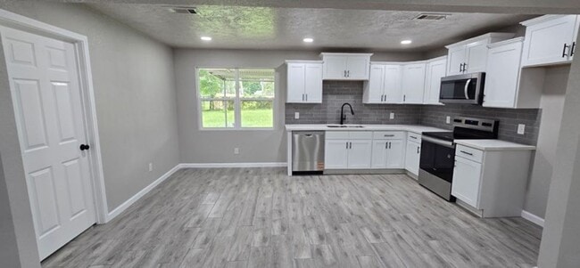 Building Photo - 204 Dogwood Ln