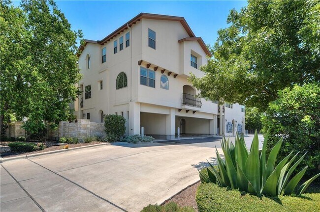 Building Photo - 2207 Pasadena Dr