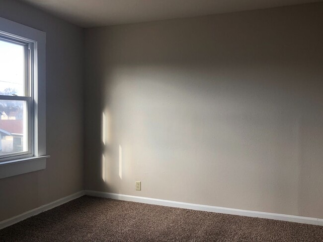 Building Photo - Fantastic 4 bedroom 2 full bath,