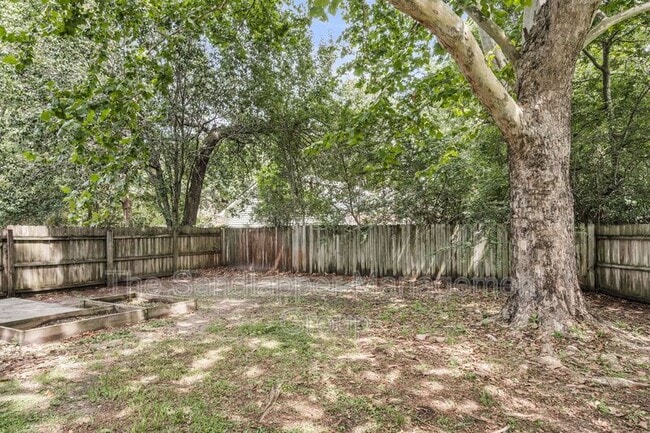 Building Photo - 18 Paddlecreek Ave