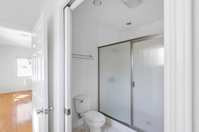 Building Photo - Spacious 4 BR 3 BA Home in Prime West L.A.