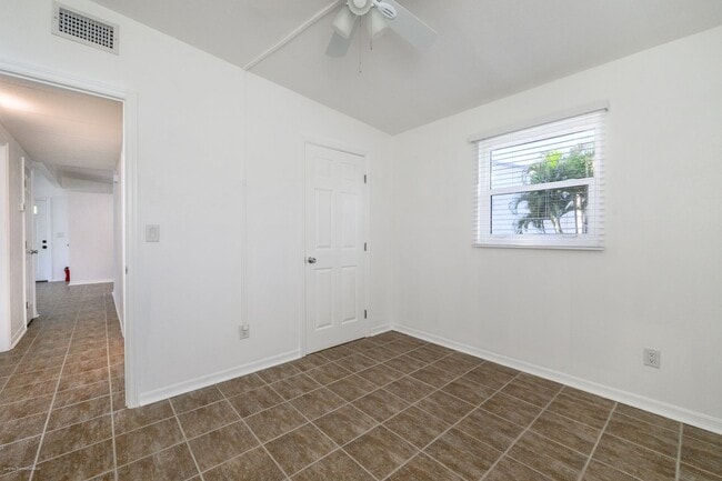 Building Photo - CLOSE TO HISTORIC DISTRICT AND PARKS