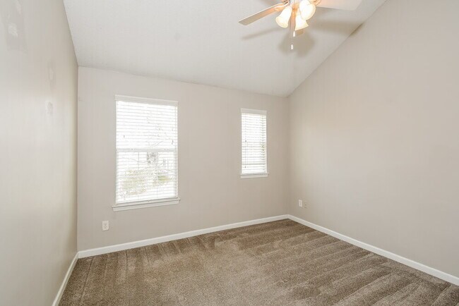 Building Photo - 123 Hidden Creek Dr